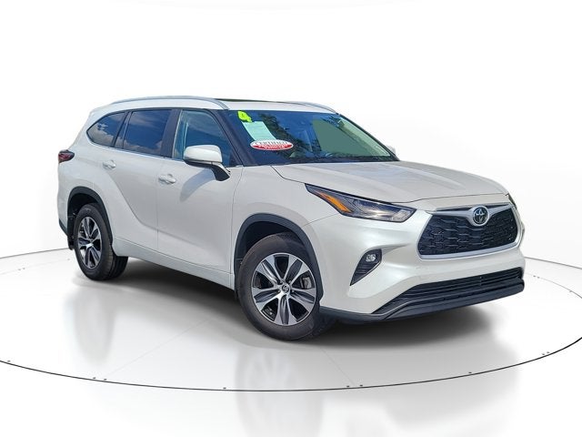 2024 Toyota Highlander XLE in Wind Chill Pearl — front three-quarter view